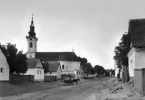 Улица у Врднику са православном црквом и кућама, 1903, Богдан Шекарић, Фотографије др Радивоја Симоновића, Нови Сад, 2014.
