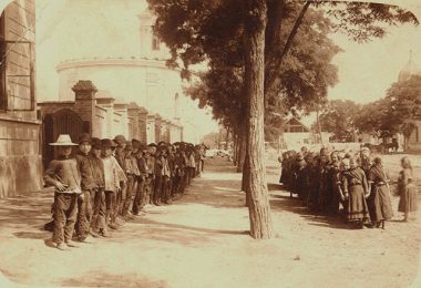Деца испред словачке школе, Стара Пазова, 1939, извор: Архив словачке евангеличке цркве а.в. у Србији, Стара Пазова