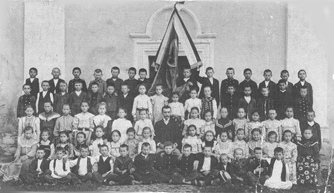 Угриновци, 1905/6, учитељ Јован Дреновчанин, извор: Д. Ковачевић, Корени и помени, село и школа од до 1944, 2007.