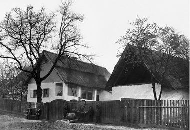 Типична окућница, зграде увуечене у двориште, 1903, Каменица, Богдан Шекарић, Фотографије др Радивоја Симоновића, Нови Сад, 2014.