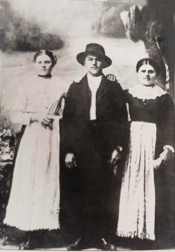 Хрватска народна ношња (девојке и момка), Хртковци, прва половина 20.века, извор: Антун Девић, Жупе Хртковци и Никинци, 2010.