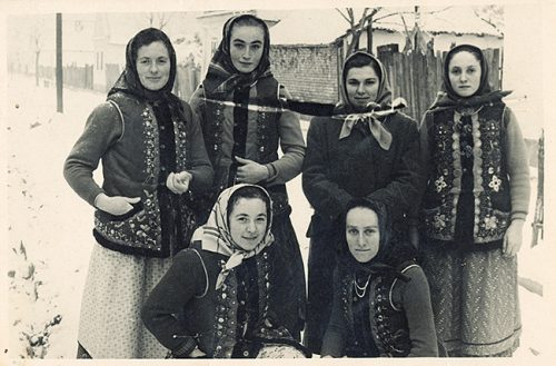 Жене у свакодневној одећи, Кукујевци, Хрвати, друга половина 20.века, каталог изложбе, Традицијско рухо Хрвата у Војводини, Загреб, 2011.