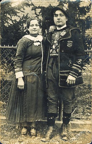 Мушкарац и жена, Кукујевци, Хрвати, прва половина 20.века, каталог изложбе, Традицијско рухо Хрвата у Војводини, Загреб, 2011.
